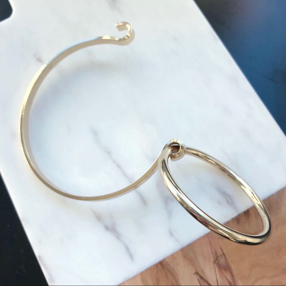 Victoria Styled Round Cuff Bracelet in Gold - Picture 5 of 6